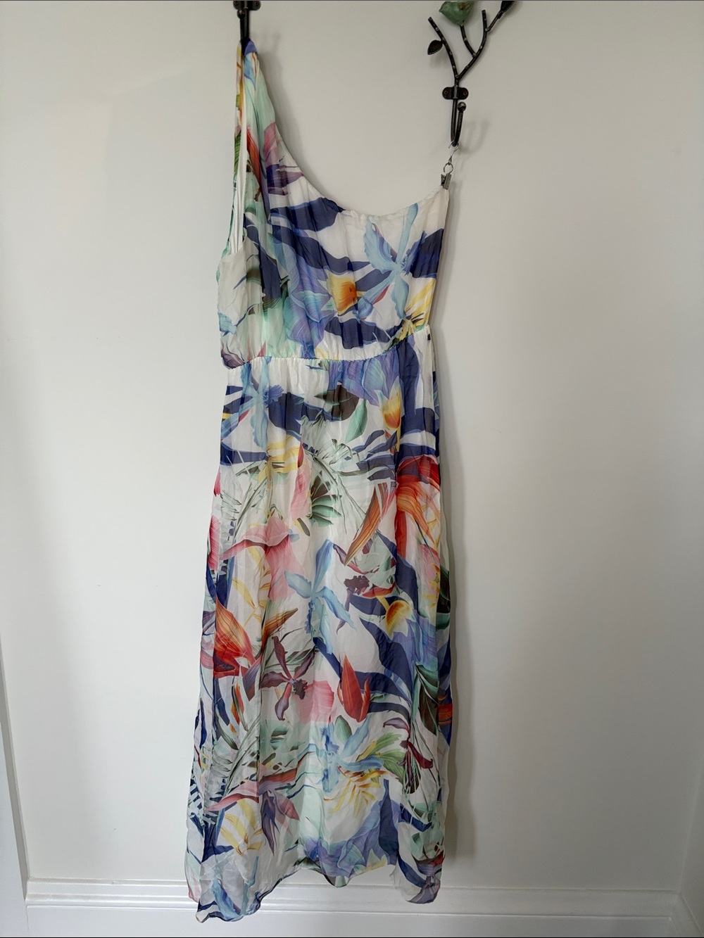 Larac. Sleeveless White Maxi Dress with Vibrant Floral Print
